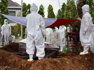 Momen Pemakaman Eks Menteri Kehakiman Muladi Momen Pemakaman Eks Menteri Kehakiman Muladi