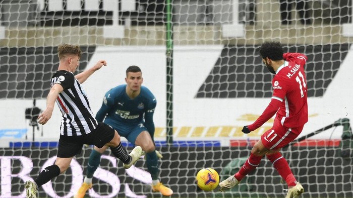 Liverpools Mohamed Salah, right, misses a chance during the English Premier League soccer match between Newcastle United and Liverpool at St James Park stadium in Newcastle, England, Wednesday, Dec. 30, 2020. (Stu Forster/ Pool via AP)