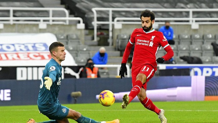 Newcastle United vs Liverpool Newcastles goalkeeper Karl Darlow saves a shot by Liverpools Mohamed Salah during the English Premier League soccer match between Newcastle United and Liverpool at St James Park stadium in Newcastle, England, Wednesday, Dec. 30, 2020. (Stu Forster/ Pool via AP)