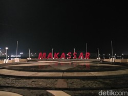 Dijaga Ketat Aparat, Pantai Losari Makassar Sepi di Malam Tahun Baru