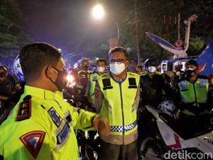 Naik Motor, Gubernur Sulsel Patroli Keliling Makassar Cegah Kerumunan