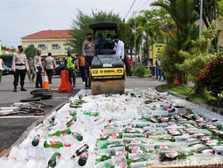 Ribuan Botol Miras dan Sabu untuk Pesta Tahun Baru di Mojokerto Dimusnahkan