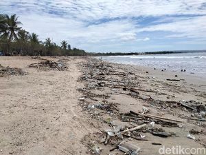 Pengujung Tahun 2020, Pantai Kuta Dipenuhi Sampah Terbawa Arus Laut