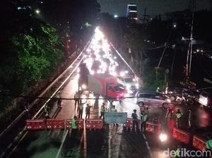 Penyekatan Arah Masuk Surabaya-Sidoarjo, Bundaran Waru Macet Parah