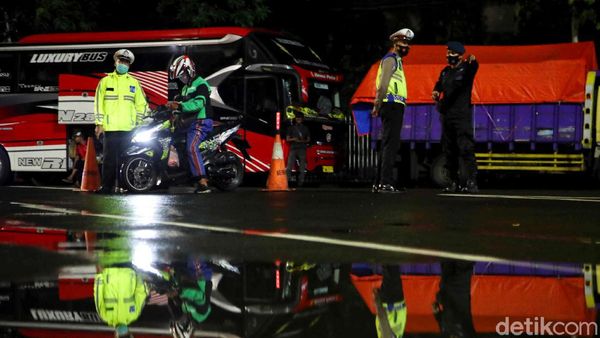 Perempatan Jalan Pamekasan-Imam Bonjol ke Thamrin Disekat