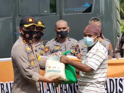 Tradisi Naik Pangkat, 56 Personel Polres Pasangkayu Long March Bagi Sembako