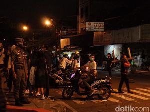 Polisi Bubarkan Paksa Kerumunan di Alun-alun Bandung