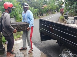 Batu Diduga Bagian Candi Sewu di Pinggir Jalan Klaten Dievakuasi
