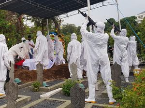 Eks Menteri Kehakiman Muladi Dimakamkan di TMP dengan Protokol COVID-19 Eks Menteri Kehakiman Muladi Dimakamkan di TMP dengan Protokol COVID-19