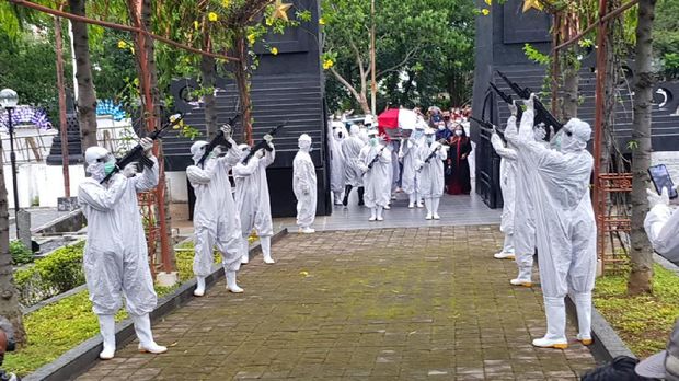 Proses pemakaman mantan Menteri Kehakiman Prof Muladi di TMP Giri Tunggal Semarang, Kamis (31/12/2020)