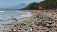 Pantai Kuta Ramai Banget Sampah