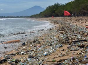 Pantai Kuta Ramai Banget Sampah