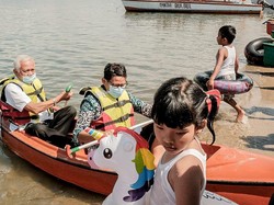 Menparekraf Sandiaga Uno ke Danau Toba, Tinjau Desa Wisata dan Main Kano