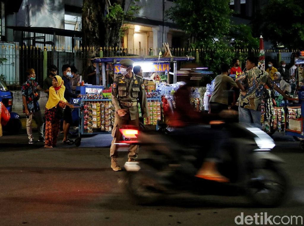 Satpol PP Bubarkan Puluhan PKL di Kota Tua Satpol PP Bubarkan Puluhan PKL di Kota Tua