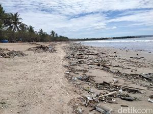 Duh... Sepanjang Pesisir Pantai Kuta Dipenuhi Sampah Duh... Sepanjang Pesisir Pantai Kuta Dipenuhi Sampah
