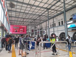 Jelang Tahun Baru, Stasiun Senen Jakpus Ramai Penumpang Pagi Ini