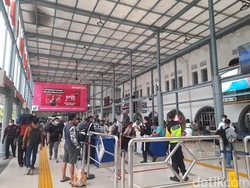 Jelang Tahun Baru, Stasiun Senen Jakpus Ramai Penumpang Pagi Ini
