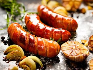 Terlalu Jujur! Restoran Ini Sebut Menu Sosis Jualannya Rasanya Sama Semua Terlalu Jujur! Restoran Ini Sebut Menu Sosis Jualannya Rasanya Sama Semua