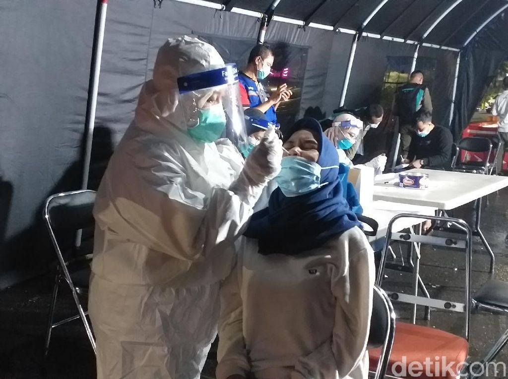 Puluhan Warga Pelanggar Prokes di Pintu Masuk Surabaya Tes Swab di Tempat