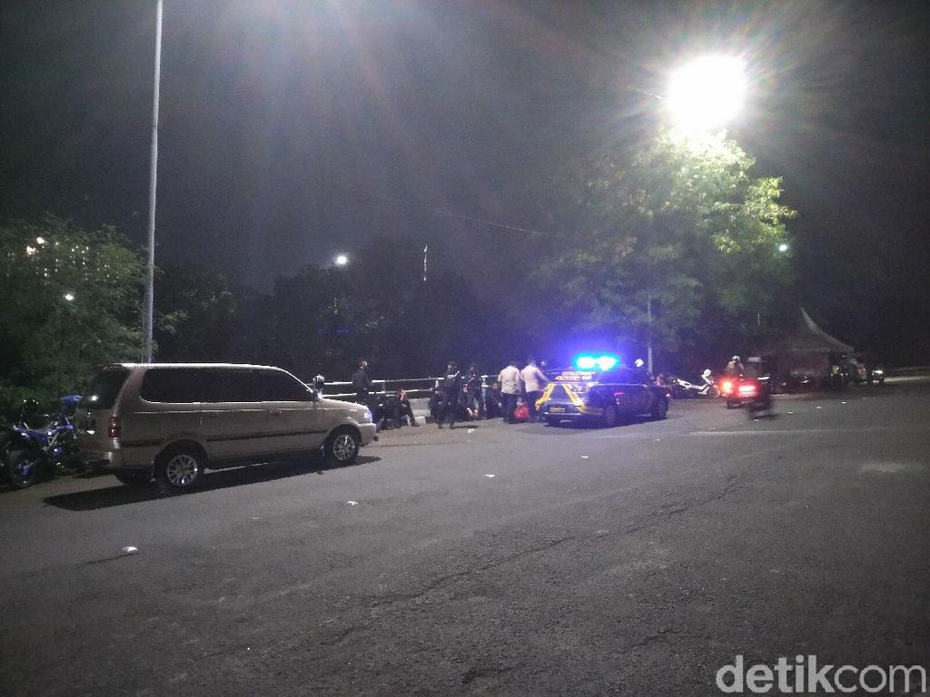 Antisipasi Kerumunan di Malam Tahun Baru, TNI-Brimob Jaga Flyover UI Antisipasi Kerumunan di Malam Tahun Baru, TNI-Brimob Jaga Flyover UI