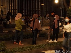 Warga Nekat Masuk Alun-Alun Bandung, Petugas Turun Membubarkan