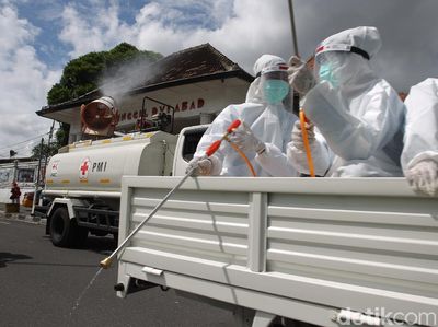 Yogyakarta Mandi Disinfektan Jelang Pergantian Tahun