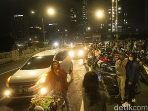 00.00 WIB di Jembatan Kuningan