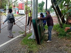 Dikawal Polisi, Plang FPI DIY Dicopot Ketuanya Sendiri Dikawal Polisi, Plang FPI DIY Dicopot Ketuanya Sendiri