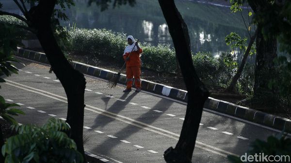 Aksi Pasukan Oranye Bersih-bersih di Awal Tahun Baru