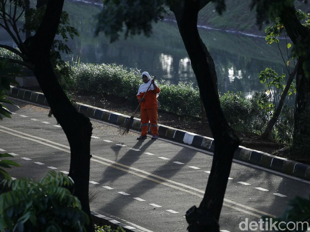 Aksi Pasukan Oranye Bersih-bersih di Awal Tahun Baru Aksi Pasukan Oranye Bersih-bersih di Awal Tahun Baru