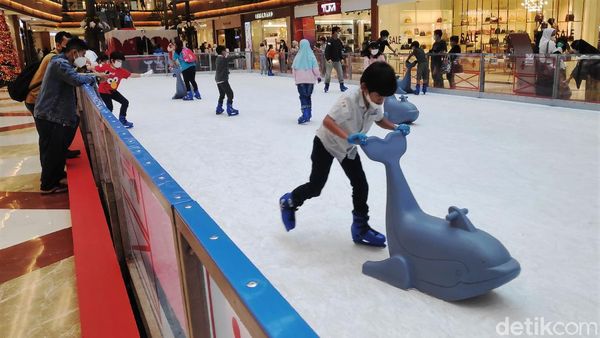 Asyiknya Bermain Ice Skating Saat Libur Tahun Baru