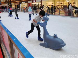 Asyiknya Bermain Ice Skating Saat Libur Tahun Baru