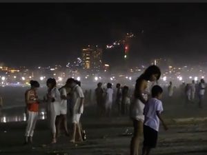 Bandelnya Warga Brasil Gelar Pesta Tahun Baru di Pantai