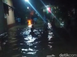 Sejumlah Warga Pasuruan Sambut Tahun Baru di Tengah Kepungan Banjir