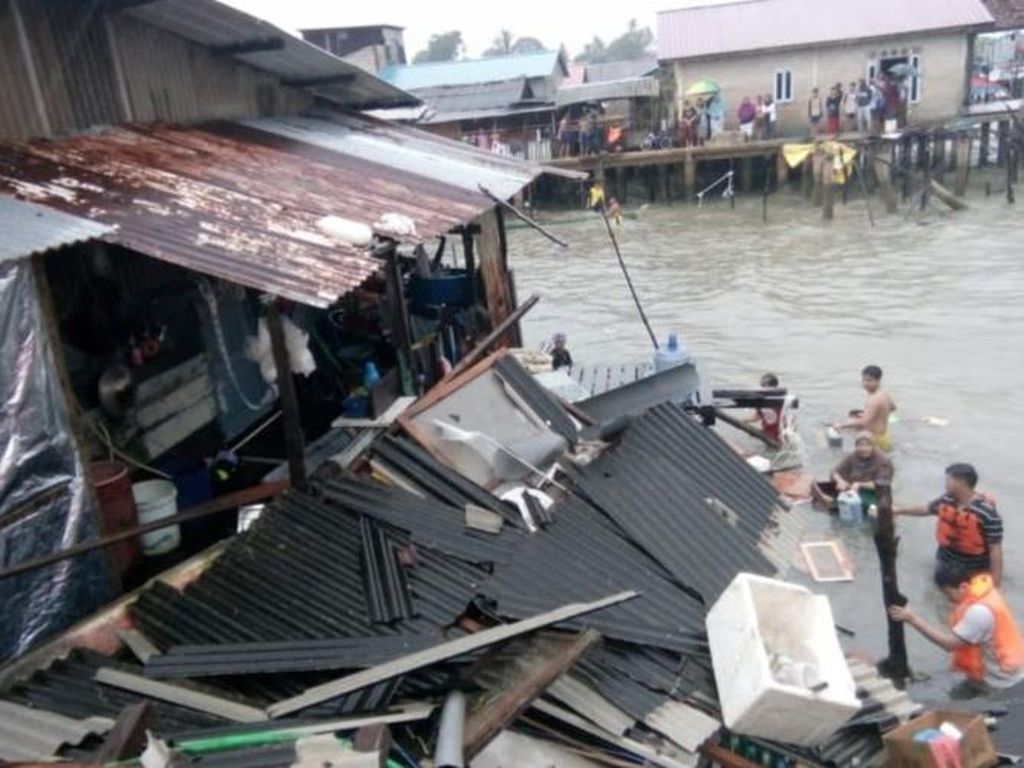 Cuaca Ekstrem, Tongkang Tabrak Rumah Pelantar di Batam