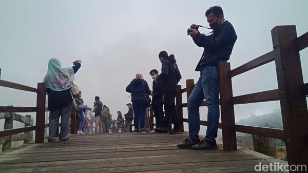 Foto: Spot Instagramable Baru Kawah Sikidang, Jembatan Kayu Sepanjang 1 Km