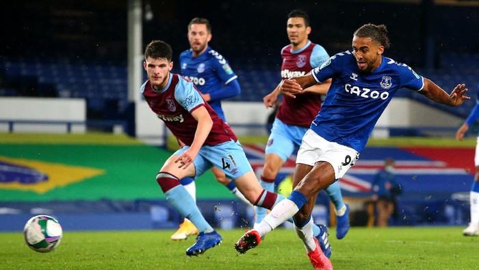 LIVERPOOL, ENGLAND - SEPTEMBER 30: Dominic Calvert-Lewin of Everton celebrates after scoring his sides fourth goal during the Carabao Cup fourth round match between Everton and West Ham United at Goodison Park on September 30, 2020 in Liverpool, England. Football Stadiums around United Kingdom remain empty due to the Coronavirus Pandemic as Government social distancing laws prohibit fans inside venues resulting in fixtures being played behind closed doors. (Photo by Alex Livesey/Getty Images)