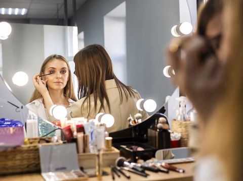 Freelancer Makeup Artist/source:freepik.com