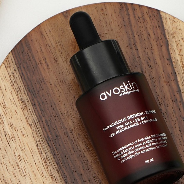 https://www.instagram.com/avoskinbeauty/ Avoskin Miraculous Refining Serum menjadi salah satu serum yang hits dan laris di pasaran sejak 2019 hingga 2020.