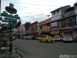 Mitos Jalan Peruntuh Jabatan dan Beringin Tua Angker di Cirebon Mitos Jalan Peruntuh Jabatan dan Beringin Tua Angker di Cirebon