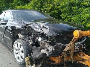 Sedan Tabrak Mobil Berhenti hingga Balik Arah di Tol Satelit