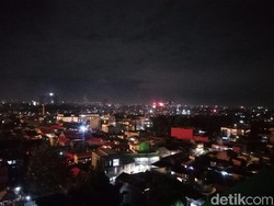 Meski Dilarang, Warga Tetap Nyalakan Kembang Api di Jakarta dan Sekitarnya