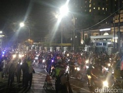 Malam Tahun Baru, Warga Nyalakan Kembang Api di Kawasan Lapangan Merdeka Medan