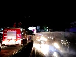 Saat Kerumunan Warga Ponorogo di Malam Tahun Baru Disemprot Mobil PMK