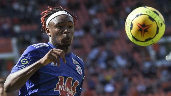 Strasbourgs French defender Mohamed Simakan controls the ball during L1 football match between Lorient (FC Lorient ) and Strasbourg (RCSA) at at Le Moustoir Stadium in Lorient, western France on August 23, 2020. (Photo by Sebastien SALOM-GOMIS / AFP)