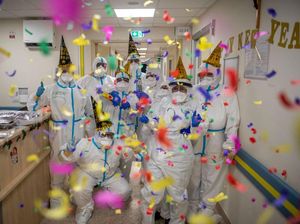 Kala Nakes di Italia Rayakan Tahun Baru Bersama Pasien Corona