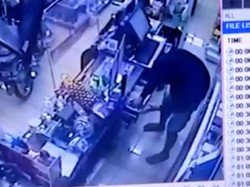 Pencuri Bermasker Satroni Minimarket di Rancaekek Bandung