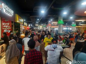 Banyak Warga Surabaya yang Isi Libur Tahun Baru dengan Jalan-jalan di Mal