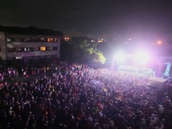 Ribuan Orang di Zimbabwe Berkumpul-Berkerumun Sambut Tahun Baru