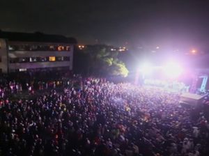 Ribuan Orang di Zimbabwe Berkumpul-Berkerumun Sambut Tahun Baru Ribuan Orang di Zimbabwe Berkumpul-Berkerumun Sambut Tahun Baru